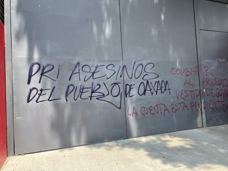 Encapuchados pintarrajean sedes del PRI en marcha de la Sección 22
