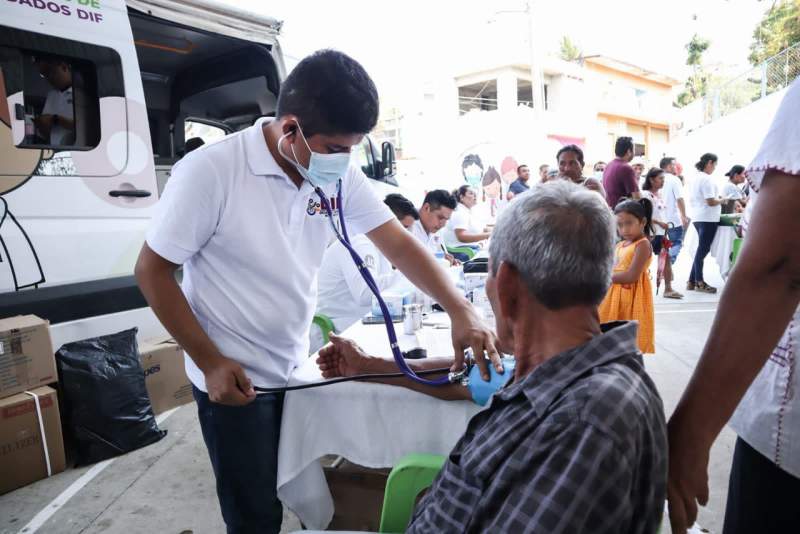 Habitantes de la Costa e Istmo acceden a más de 4 mil 500 servicios médicos durante la Caravana de Unidades de Cuidados DIF