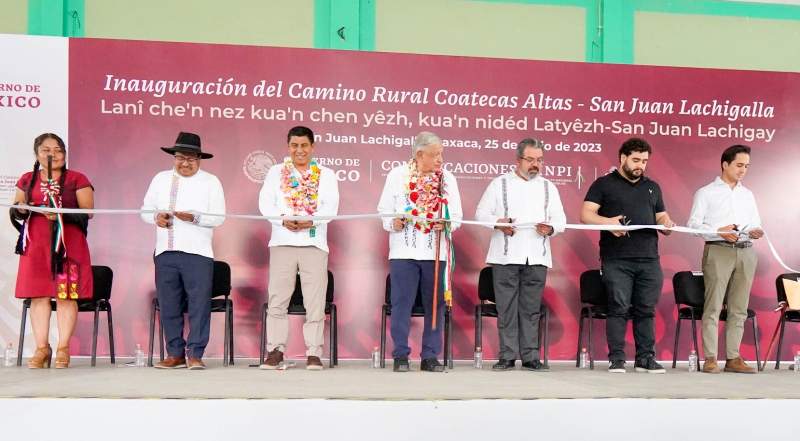 Inauguran Presidente de México y Gobernador de Oaxaca el camino rural de Coatecas Altas a San Juan Lachigalla