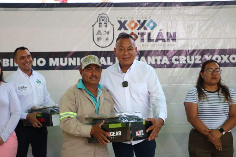 Incentiva Chente Castellanos a personal de áreas verdes y barrido con entrega de uniformes