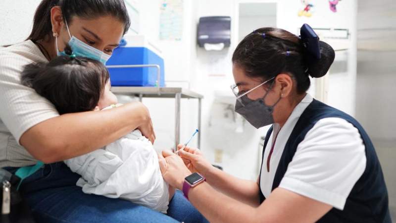 Llama SSO a familias a completar el esquema de vacunación de niñas y niños
