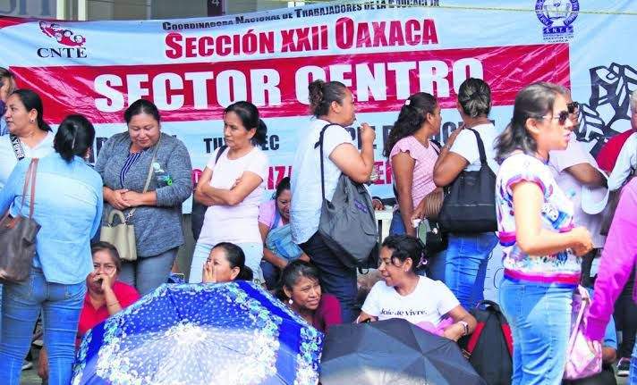 Maestros de algunas escuelas en Oaxaca rechazan paros de la Sección 22