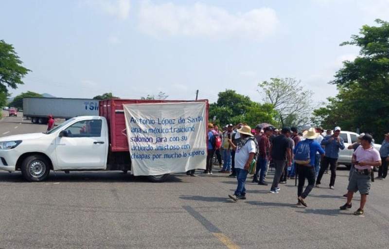 Mantienen Chimalapas bloqueo hacia Veracruz