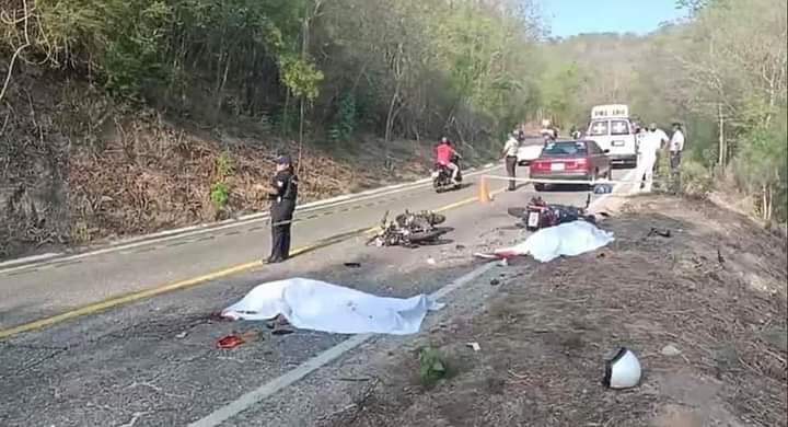 Mueren motociclistas al chocar en la Costa de Oaxaca