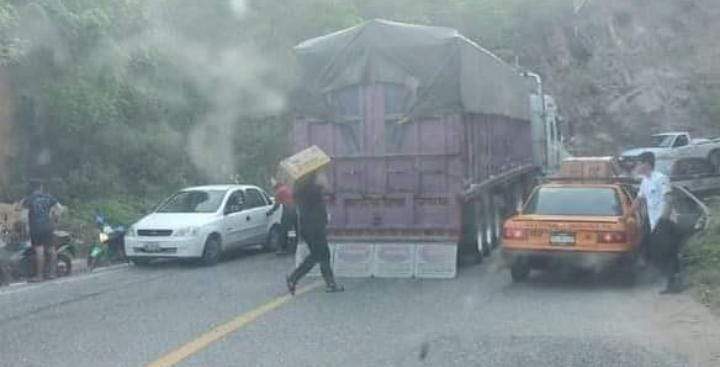 Rapiña tras volcadura de tráiler cargado con cajas de huevo en El Coyul