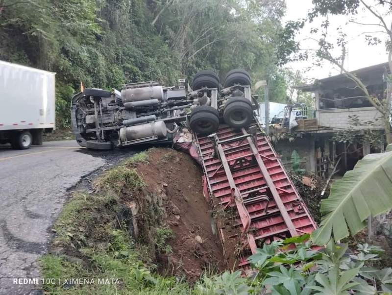 Reportan la volcadura de dos trailers en Oaxaca