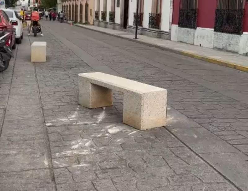 Retiran bancas de concreto en calle del centro, para usarlos de estacionamiento