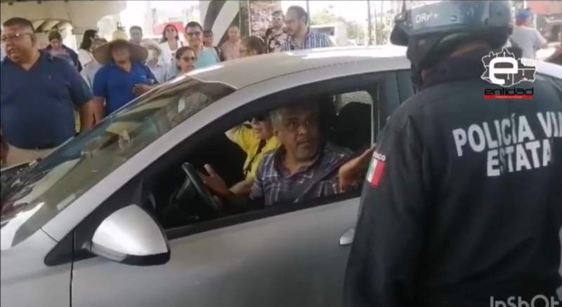 Se confronta automovilistas con sindicalizados del STEUABJO