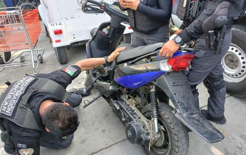 Se enfrentan policías municipales y comerciantes, al recuperar una moto robada