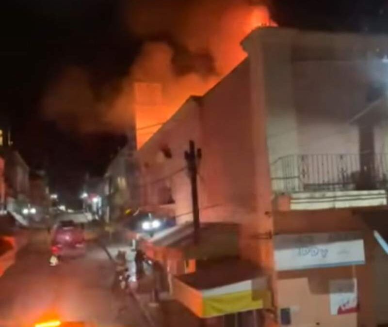 Se quema un inmueble en pleno centro de Tlaxiaco; no hay víctimas