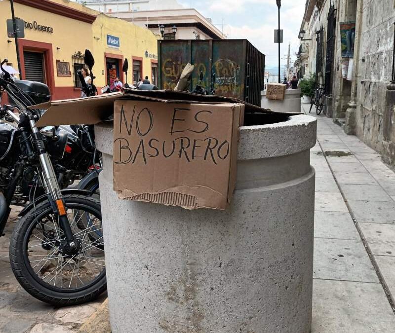 Tiran basura en maseteros instalados en calles del centro histórico