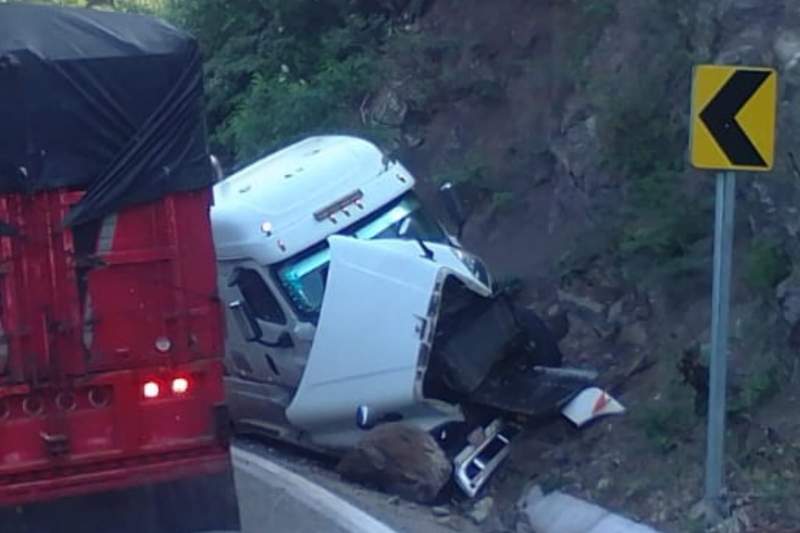 Tráiler se estampa contra un cerro en la carretera Oaxaca – Istmo