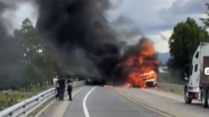 Fuerte choque en la carretera Oaxaca ~ Cuacnopala deja vehículo incendiado