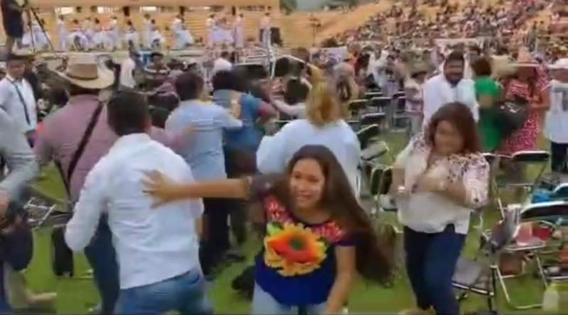 A sillazos se enfrentan en la Guelaguetza de la Sección 22 en Oaxaca