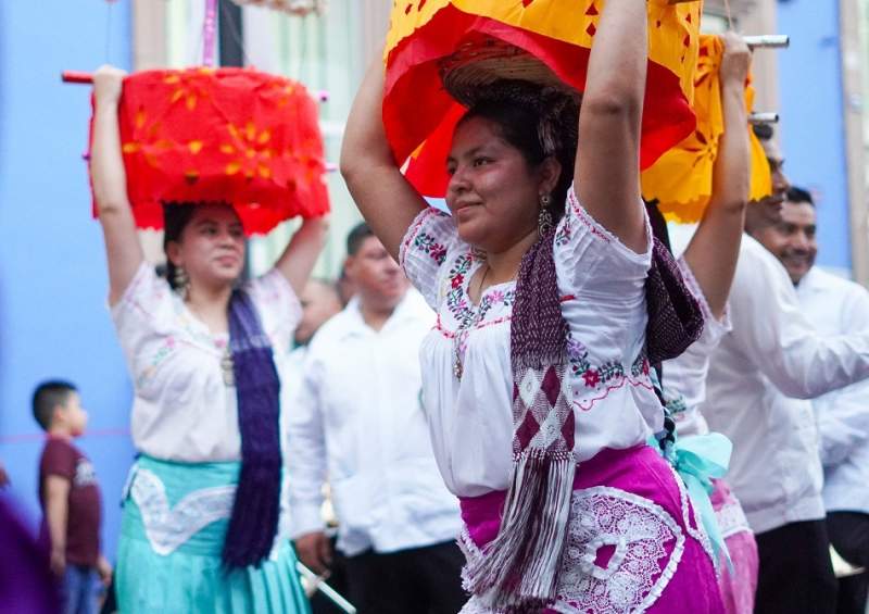 Alegría, ritualidad y cultura de los pueblos cautivan en la Alameda de León