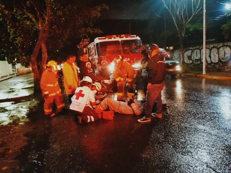 #Almomento Un motociclista derrapó esta noche, frente al CBTIS 123 en Santa Lucía del Camino.