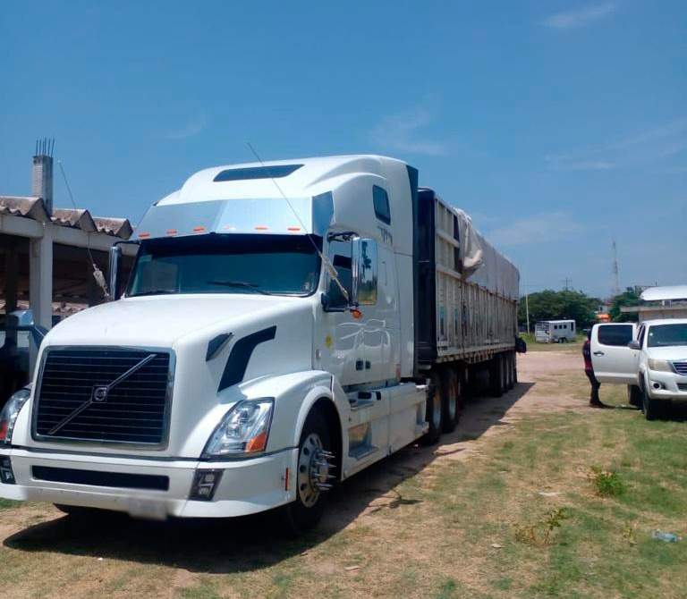 Aseguran trailer con presunta cerveza clonada en Juchitán