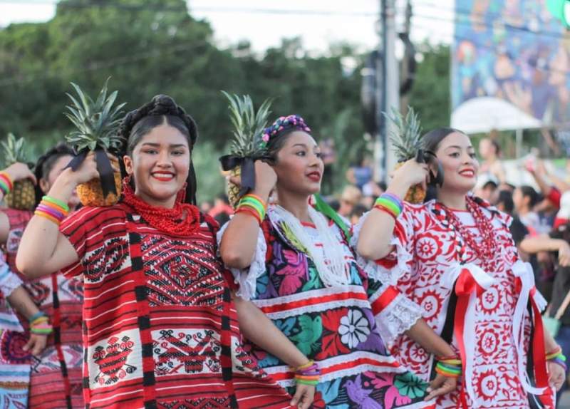 Bailarinas  de Tuxtepec, portaron cinta de luto en desfile de Delegaciones