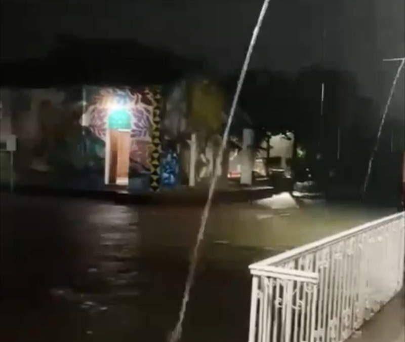 Calles inundadas, caídas de árboles y afectaciones en vivienda deja tormenta en Juchitán