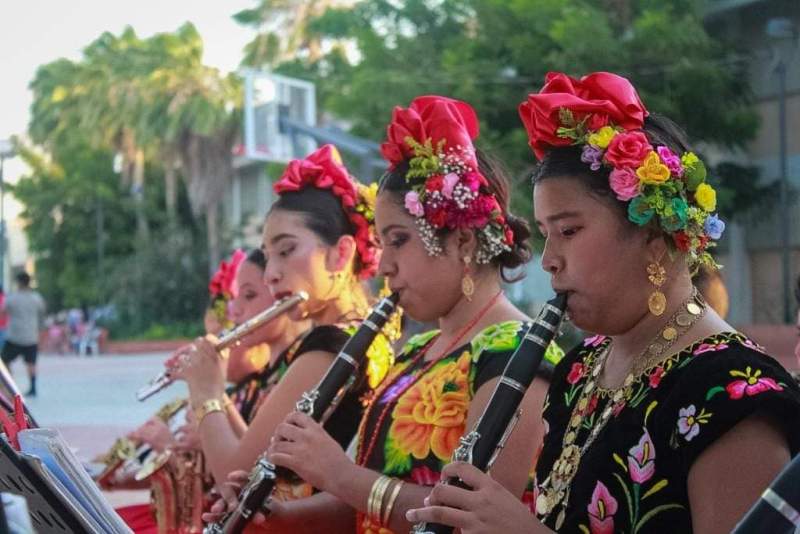 Cautiva banda filarmónica BA’DU HUINI en concierto en el centro de Juchitán