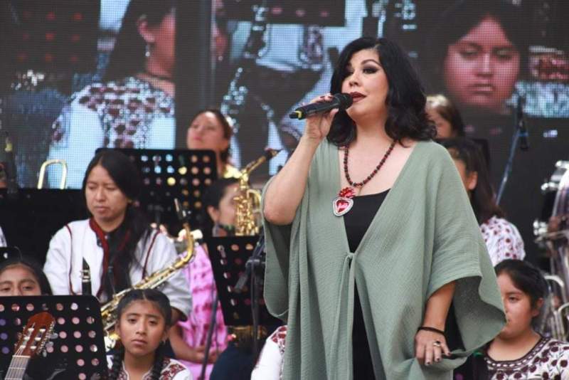 Cautiva concierto de Oaxaqueñísimas en la Alameda de León