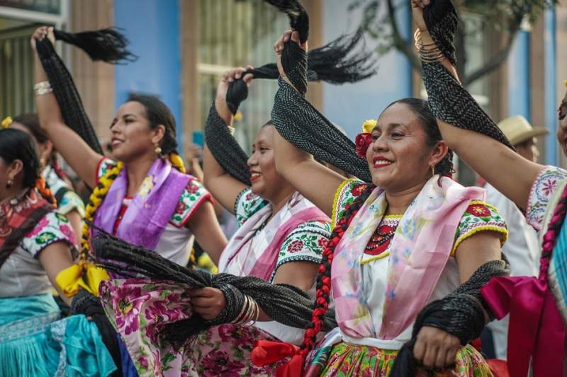 Cautivan en la Alameda de León las Expresiones Artísticas y Culturales de los pueblos de Oaxaca