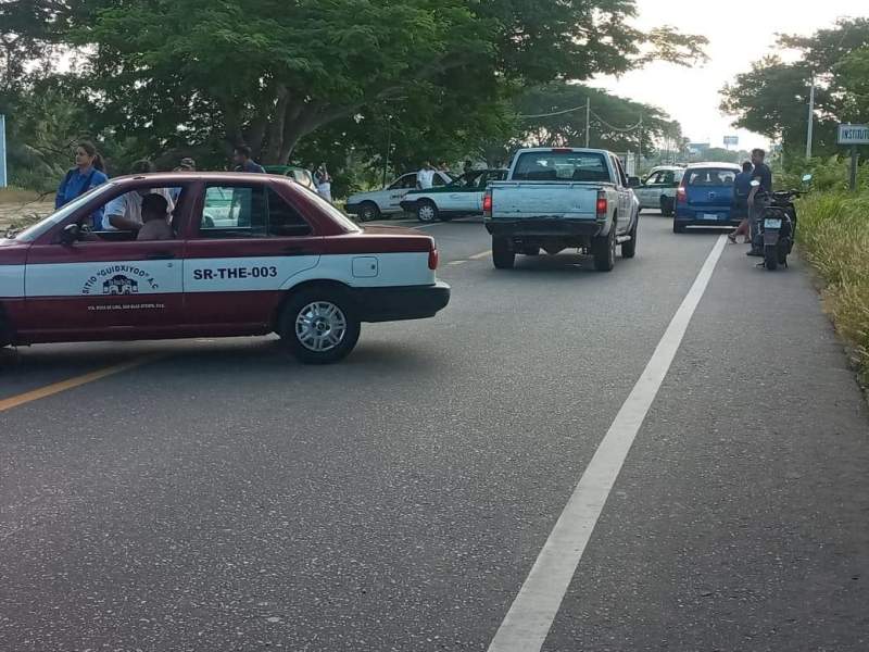 Cierran taxistas en distintos puntos del Istmo