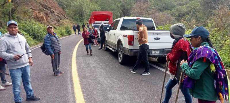 Cierran transportistas la carretera Alfonso Pérez Gasga