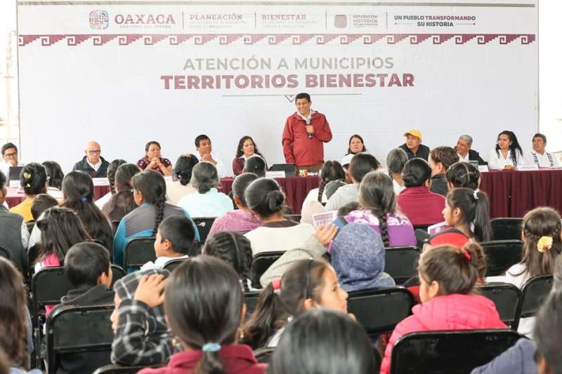Compromete Salomón Jara acciones de infraestructura social en la Sierra de Juárez
