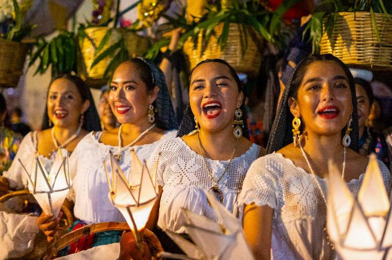 Con algarabía y entusiasmo, celebran oaxaqueños el tercer convite previo a la Guelaguetza