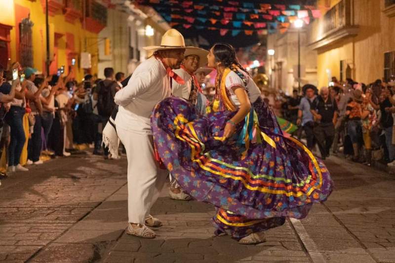 Delegaciones de las ocho regiones enriquecen la fiesta de la Guelaguetza