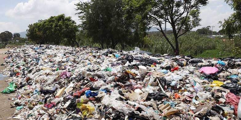 Denuncian que transportistas vuelven a tirar basura en el Playón