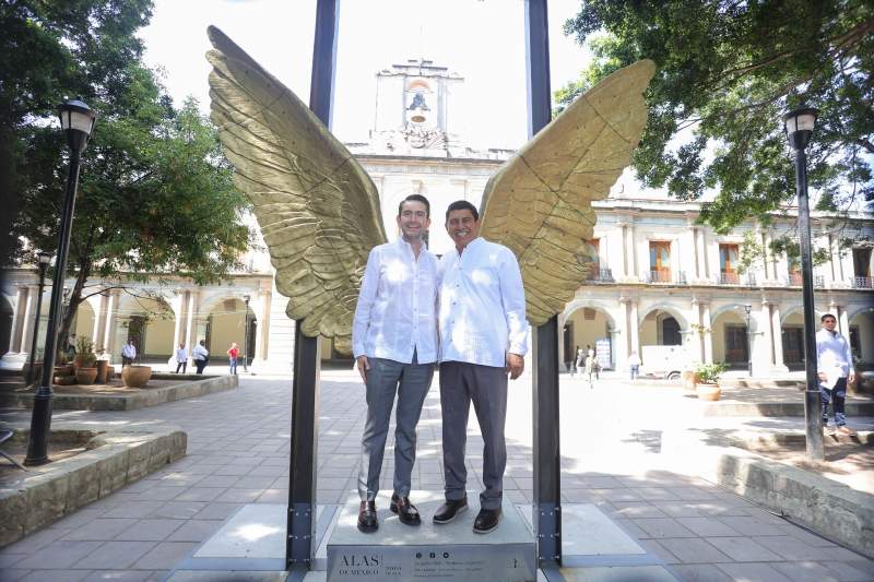 Devela Salomón Jara la escultura monumental Alas de México frente a Palacio de Gobierno