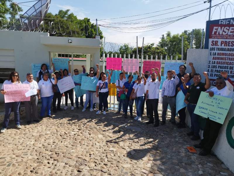 En paro y protesta docentes sindicalizados del CONALEP por reducción de cargas horarias