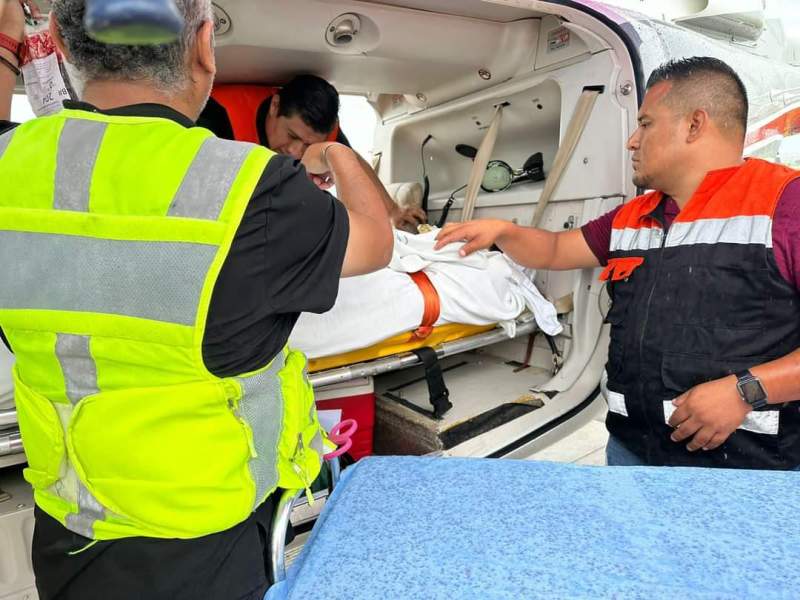 Equipo de especialistas lucha por salvar la vida de 4 menores de edad lesionados en accidente carretero