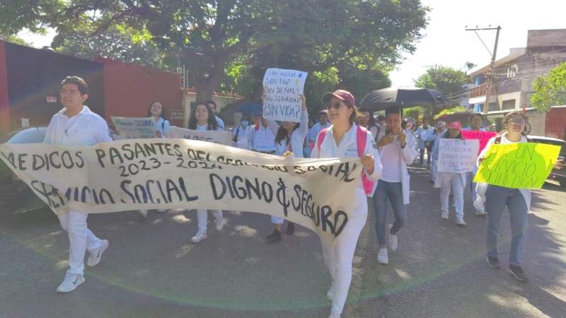 Médicos pasantes de la UABJO piden plazas para laborar