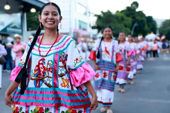 Miles disfrutan el Desfile de Delegaciones; vibra Oaxaca con la Guelaguetza 2023