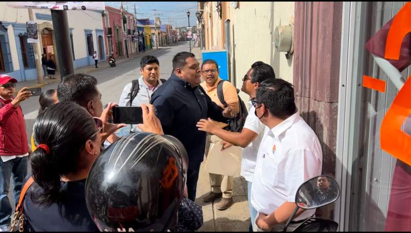 Motociclistas se confrontan con trabajadores de Salud en Oaxaca