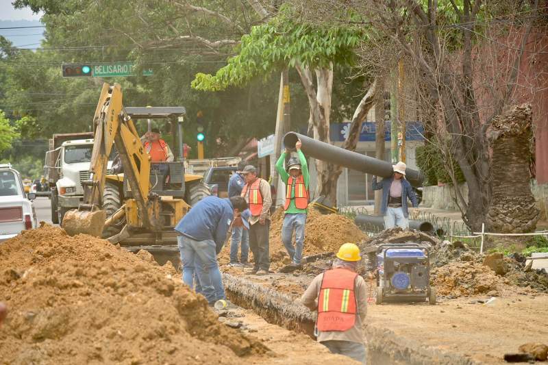 Rehabilita Soapa tubería de drenaje en calle principal de la capital oaxaqueña