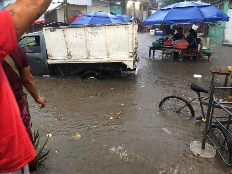 Se reportan calles inundadas en Juchitán por fuerte lluvia este martes