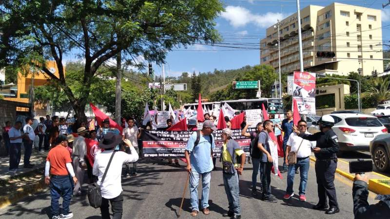 Sección 22 exige cárcel para Ulises Ruiz tras marcha por represión a Emeterio Cruz