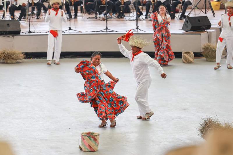 Tarde pletórica de alegría con la Guelaguetza vespertina; miles abarrotaron el Auditorio en el Cerro del Fortín