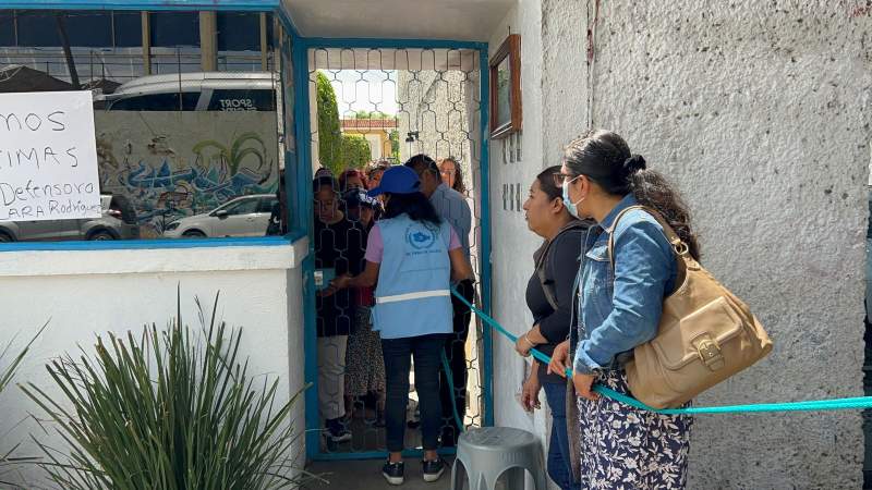 Toman ex trabajadores sedes de la DDHPO e impiden salida del personal