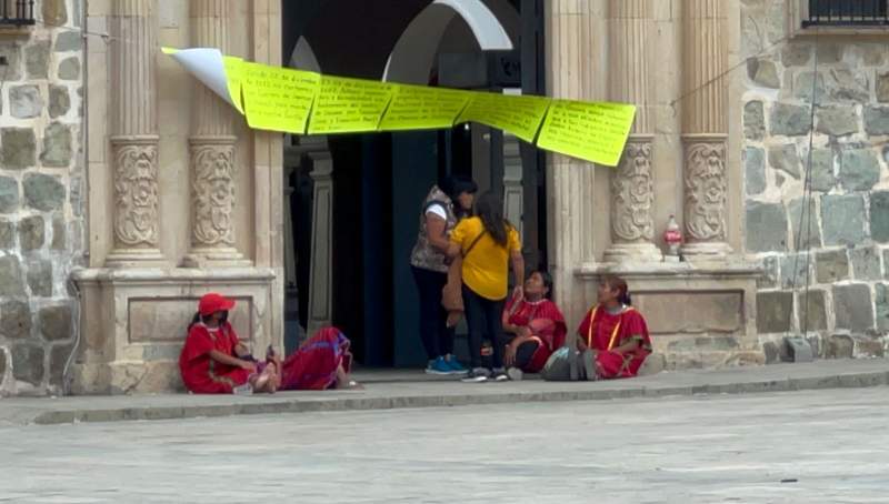 Toman triquis accesos al Palacio Municipal