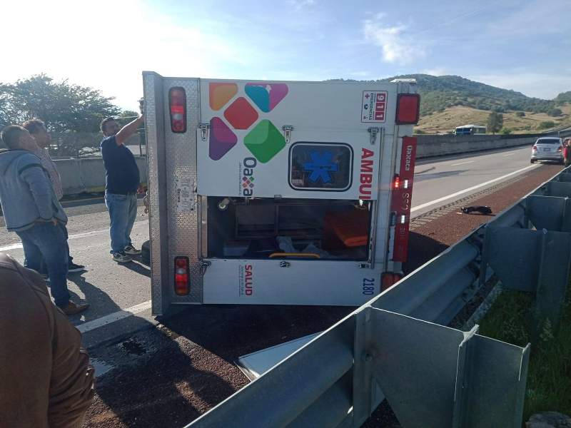 Vuelca ambulancia en la autopista Oaxaca – Huitzo