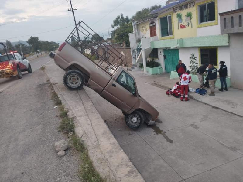 Vuelca camioneta en paso a desnivel en Tlacolula