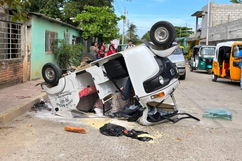 Vuelca moto taxi tras ser impactado en Tehuantepec