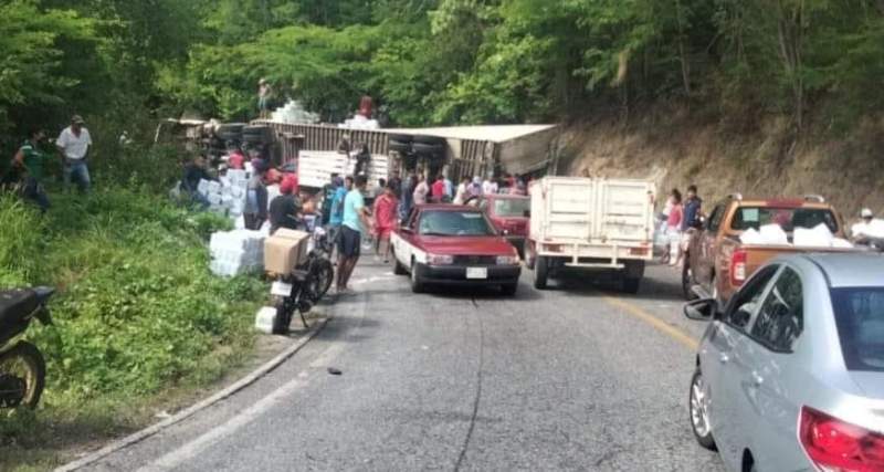 Vuelca tráiler de Maseca en la Costera de Oaxaca; se reporta rapiña