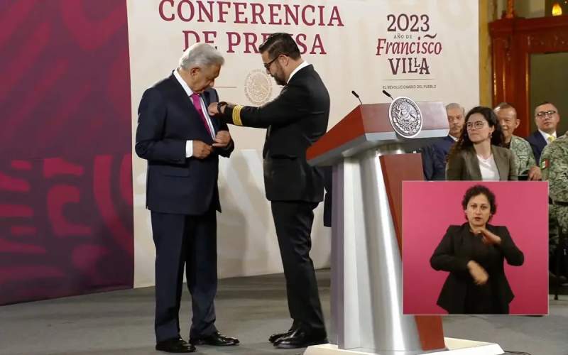 AMLO recibe alas y se convierte en ‘primer piloto’ de Mexicana de Aviación