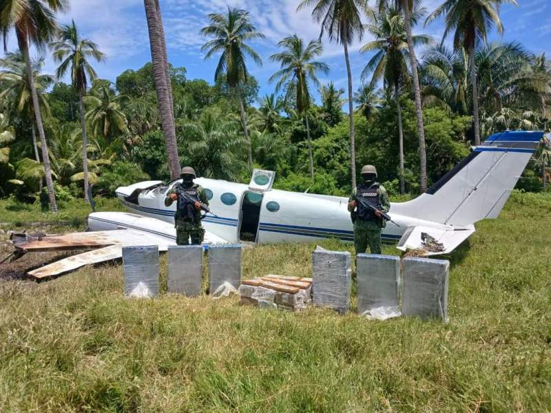 Aseguran aeronave y más de 460 kg de posible cocaína en Chiapas